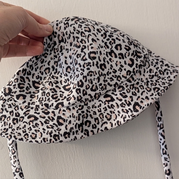 Baby's bathing suit and matching hat. 6-12 months - Picture 4 of 4